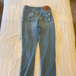 Levi Ripped jeans